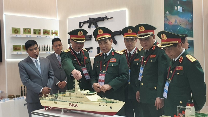 Вьетнамская делегация посещает павильоны на «АРМИЯ-2023».