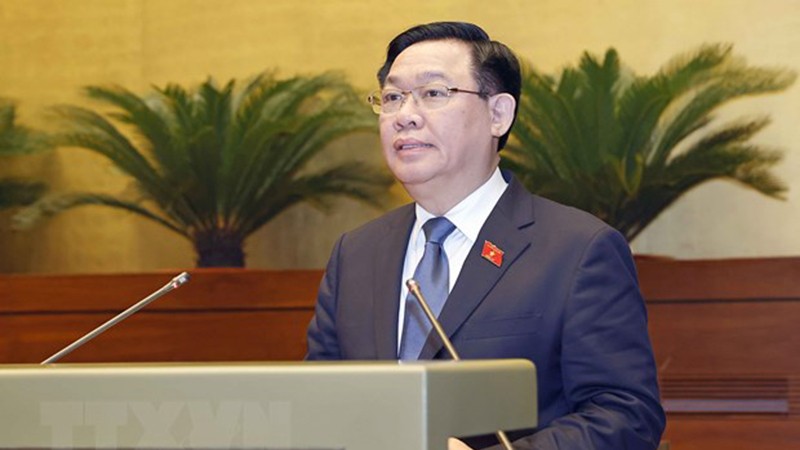 Председатель НС Выонг Динь Хюэ выступает на заседании. Фото: ВИА