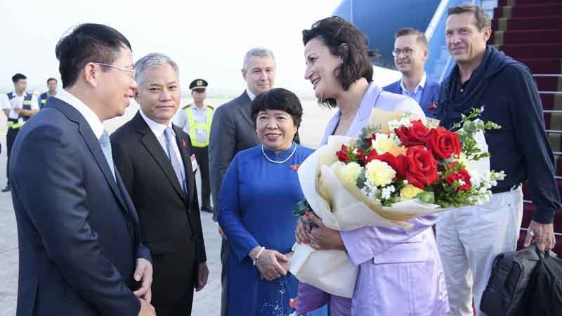 Вьетнамские руководители встречают Председателя Сената Бельгии Стефани Д'Оз. Фото: quochoi.vn