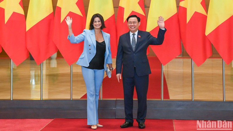 Председатель НС Выонг Динь Хюэ и Председатель Сената Бельгии Стефани Д'Оз. Фото: Зюи Линь