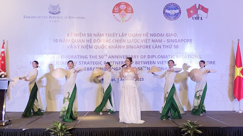 Художественное мероприятие, посвященное празднованию 50-й годовщины установления дипломатических отношений между Вьетнамом и Сингапуром. 