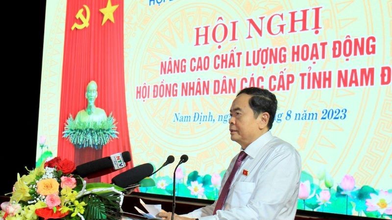 Постоянный заместитель председателя Национального собрания Чан Тхань Ман выступает на конференции.