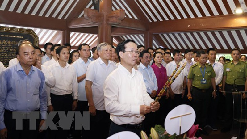 Президент Во Ван Тхыонг и делегация воскуряют благовония в память о Президенте Хо Ши Мине. Фото: ВИА