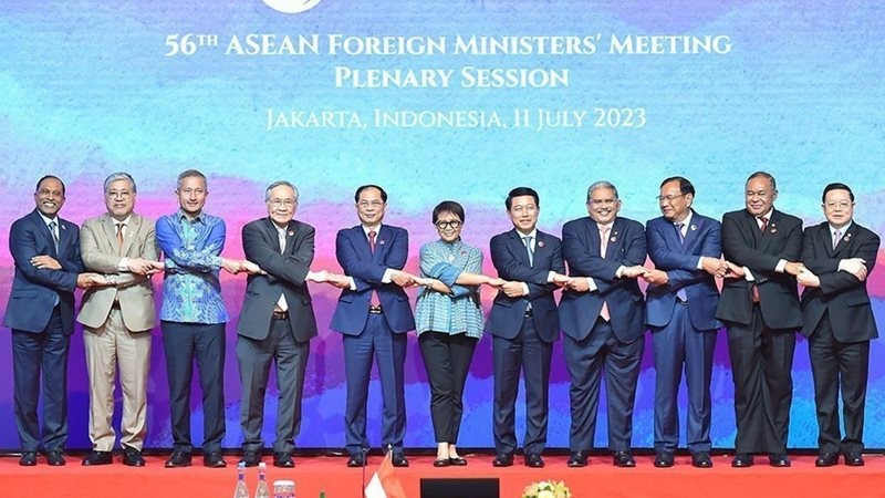 Министр Буй Тхань Шон (5-й слева) на 56-м совещании Министров иностранных дел АСЕАН в Индонезии.