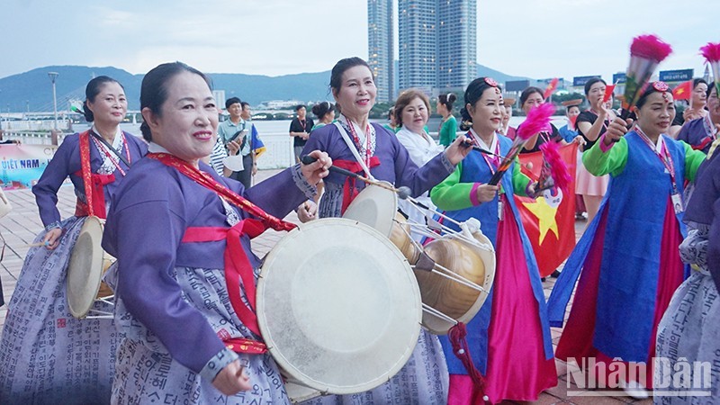 Южнокорейские артисты в костюмах «ханбок».