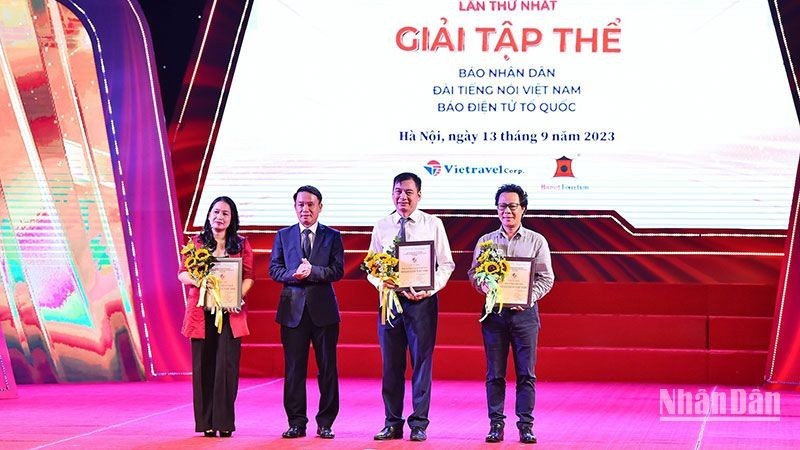 Коллективные награды были вручены газете «Нянзан», радио «Голос Вьетнама» и электронной газете «Токуок».