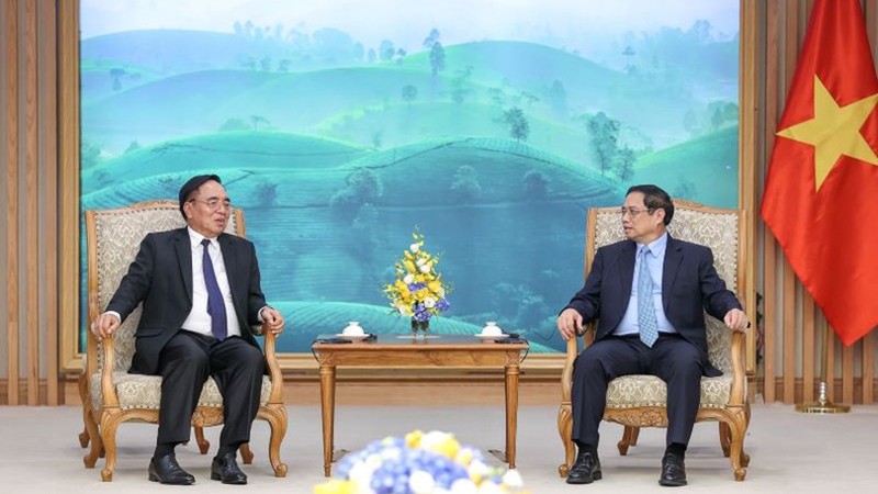 Премьер-министр Фам Минь Тьинь принимает Министра планирования и инвестиций Лаоса. Фото: ВИА