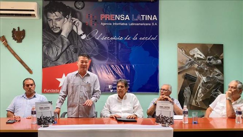 Посол Вьетнама на Кубе Ле Тхань Тунг выступает на церемонии представления книги. Фото: ВИА