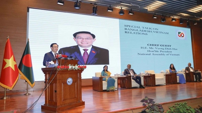 Председатель НС Выонг Динь Хюэ выступает с речью в Академии дипломатической службы Бангладеш. Фото: ВИА