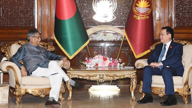 Председатель НС Выонг Динь Хюэ (справа) и Президент Бангладеш Мохаммед Шахабуддин. Фото: ВИА