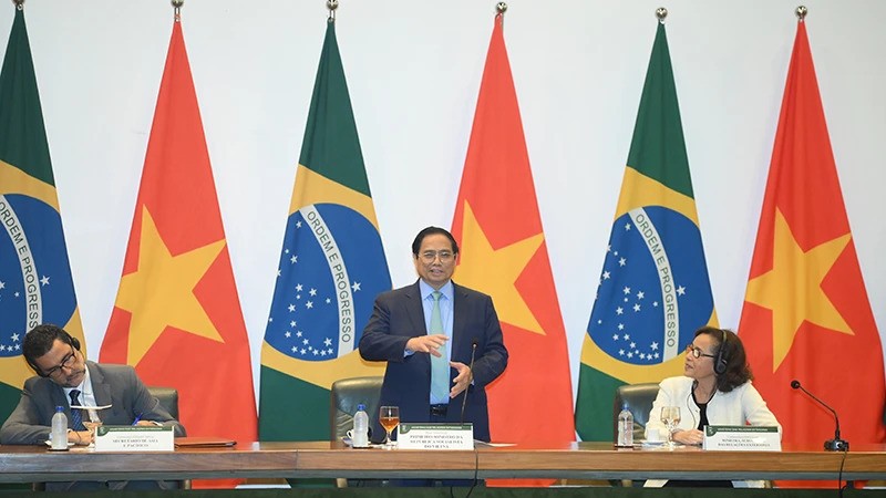 Премьер-министр Фам Минь Тьинь выступает с речью в Министерстве иностранных дел Бразилии. Фото: Тхань Жанг