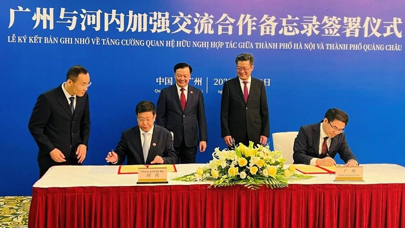 Церемония подписания Меморандума о взаимопонимании по сотрудничеству между Народным комитетом города Ханоя и властями города Гуанчжоу. 