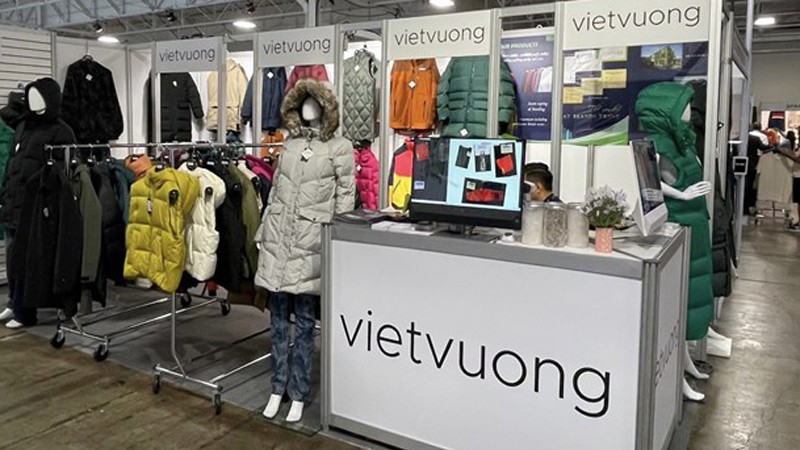 Вьетнамское предприятие завоевало особое внимание на Ярмарке поставок текстиля и одежды в Торонто 2023 года. Фото: ВИА