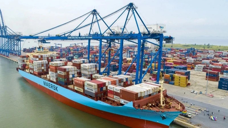 Перевозка грузов в международном контейнерном порту Танканг в Хайфоне.