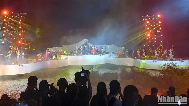 Церемония открытия фестиваля водопада Банжок 2023 года.
