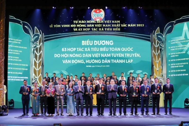 Церемония чествования 100 выдающихся вьетнамских крестьян и 63 кооперативов – 2023.