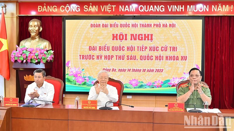 Генеральный секретарь ЦК КПВ Нгуен Фу Чонг на встрече с избирателями районов Бадинь, Хайбачынг и Донгда (Ханой).