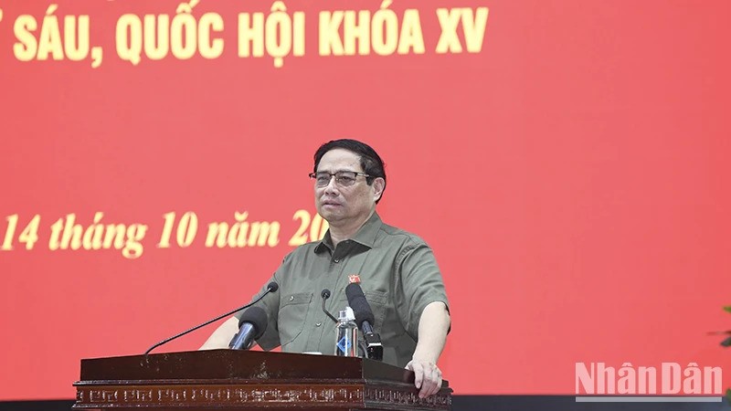 Премьер-министр Фам Минь Тьинь выступает на встрече с избирателями города Кантхо.