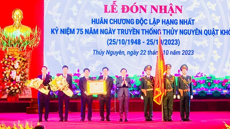 Церемония вручения Ордена Независимости первой степени уезду Тхюингуен.