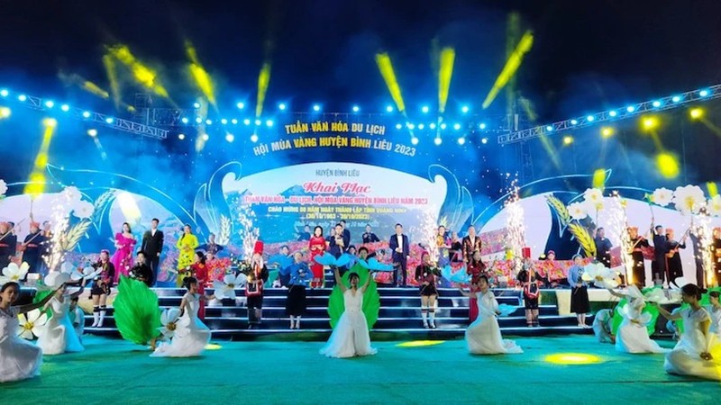 Художественная программа в рамках церемонии открытия Недели культуры и туризма и фестиваля «Золотой сезон» в Биньлиеу – 2023. 