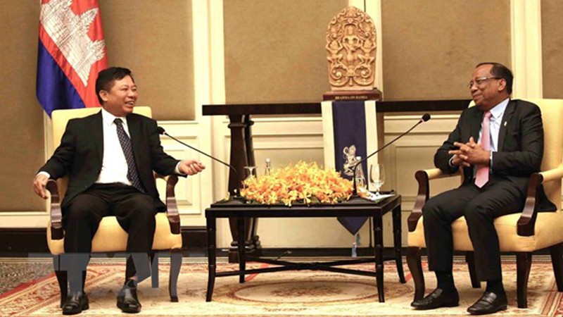 Посол Вьетнама в Камбодже Нгуен Хюи Танг (слева) и второй Заместитель председателя Национальной ассамблеи Камбоджи Вонг Саут. Фото: ВИА