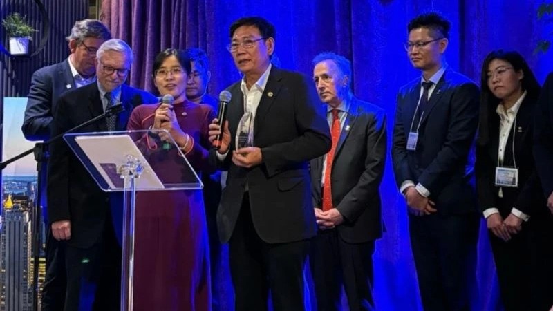 Постоянный заместитель председателя Народного комитета провинции Биньзыонг Май Хунг Зунг на церемонии вручения награды.