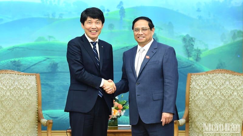 Премьер-министр Фам Минь Тьинь принимает Губернатора префектуры Гумма Ямамото Ичиту. Фото: Чан Хай