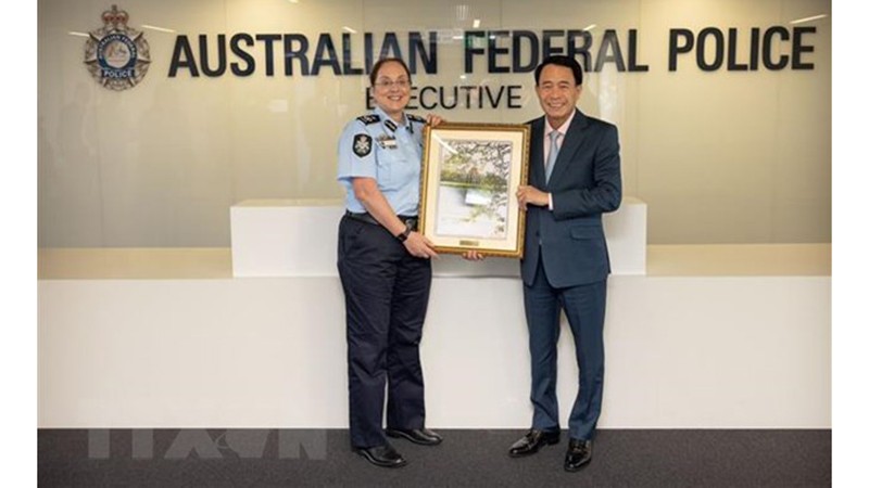 Заместитель министра генерал-лейтенант Ле Куок Хунг посещает Австралийскую федеральную полицию. Фото: ВИА