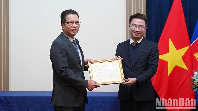Посол Вьетнама в России Данг Минь Кхой награжден памятной медалью «За молодое поколение». Фото: Суан Хынг