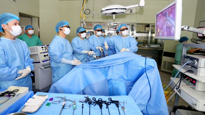 Хирургическая бригада Центральной больницы Хюэ выполняет операцию. Фото: Центральная больница Хюэ 