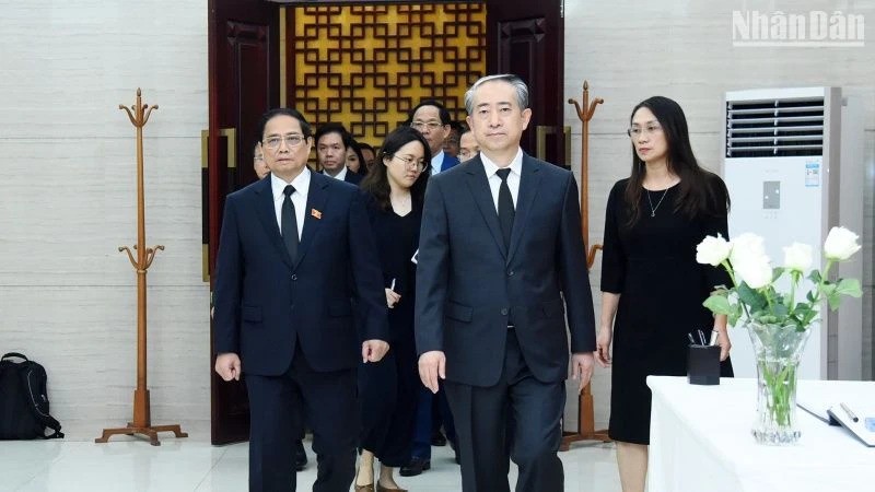 Премьер-министр Фам Минь Тьинь посещает Посольство Китая. Фото Чан Хай 