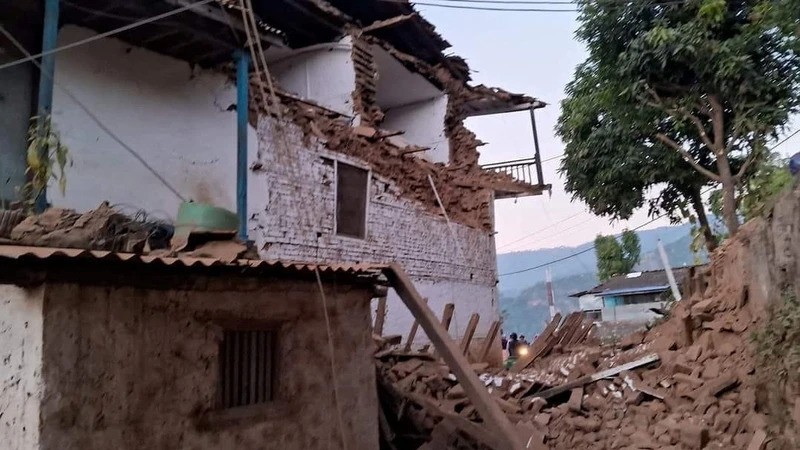 Дом поврежден после землетрясения в провинции Карнали. Фото: Рейтер