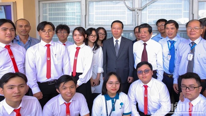 Президент Во Ван Тхыонг фотографируется с преподавателями и студентами Университета социальных и гуманитарных наук. 