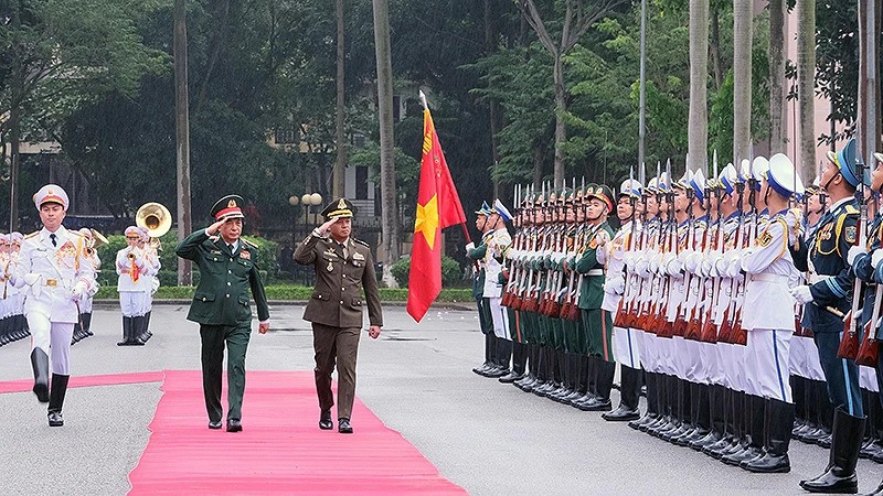Генерал армии Фан Ван Жанг и генерал армии Теа Сейха обходят строй почетного караула Вьетнамской народной армии.