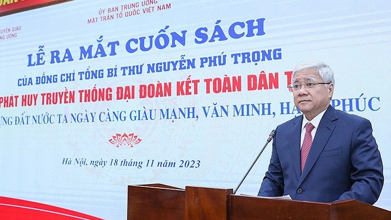 Секретарь ЦК КПВ, Председатель ЦК ОФВ До Ван Тьиен выступает на церемонии. 