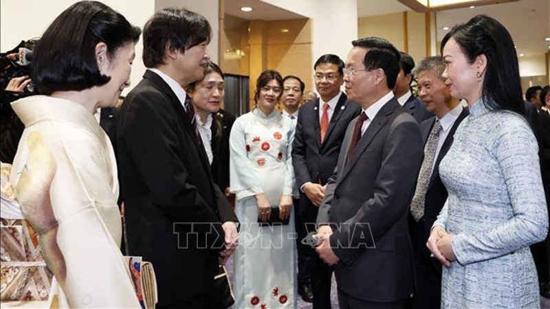 Президент Во Ван Тхыонг с супругой общаются с Наследным принцем Японии Акисино и Принцессой. Фото: ВИА
