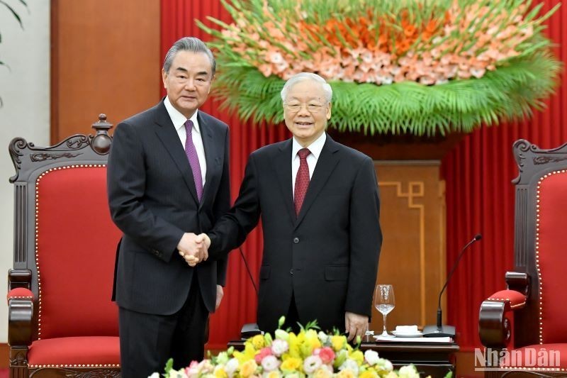 Генеральный секретарь ЦК КПВ Нгуен Фу Чонг и Министр иностранных дел Китая Ван И. Фото: Зюи Линь