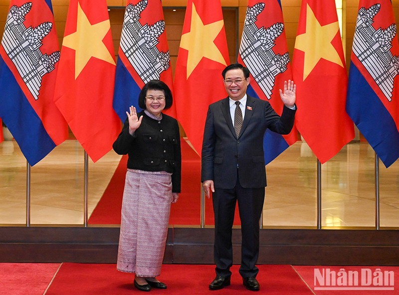 Председатель НС Вьетнама Выонг Динь Хюэ и Председатель НА Камбоджи Самдек Кхуон Судари. Фото: Зюи Линь