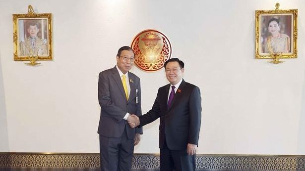 Председатель НС Выонг Динь Хюэ и Председатель Сената Таиланда Порнпетч Вичитхолчай. Фото: ВИА