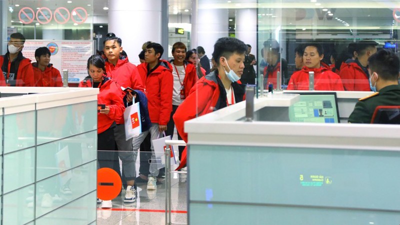 Вьетнамские граждане прибыли в международный аэропорт Нойбай. Фото: ВИА