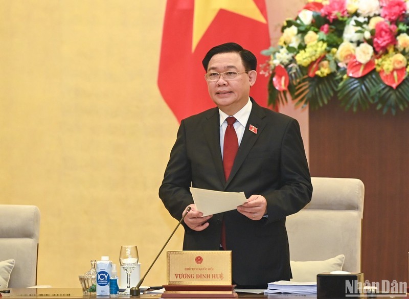 Председатель НС Выонг Динь Хюэ выступает на заседании. Фото: Зюи Линь 