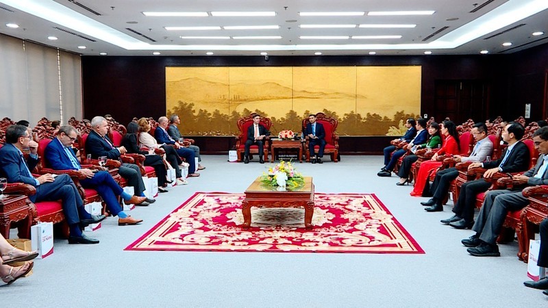 Общий вид встречи руководителей Дананга с делегацией миссии ЕС во Вьетнаме. 
