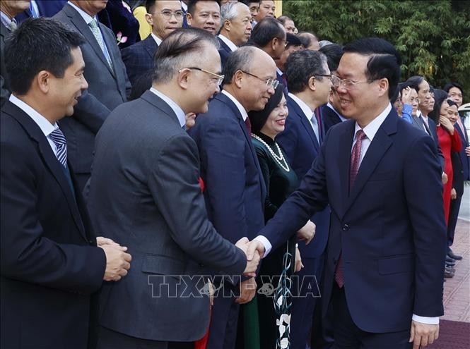 Президент Во Ван Тхыонг встречается с главами представительств Вьетнама за рубежом. Фото: ВИА