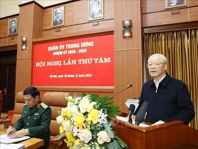 Генеральный секретарь ЦК КПВ, Секретарь Центрального военного комитета Нгуен Фу Чонг выступает на конференции.