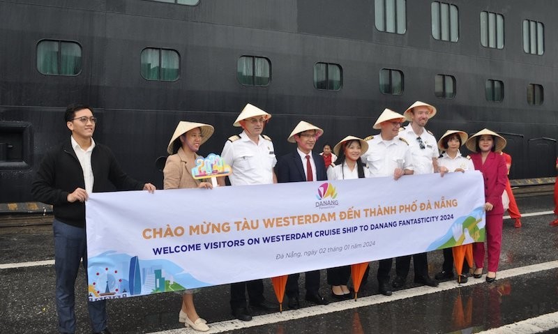 Руководители города Дананг встречают первый круизный лайнер в 2024 году. 