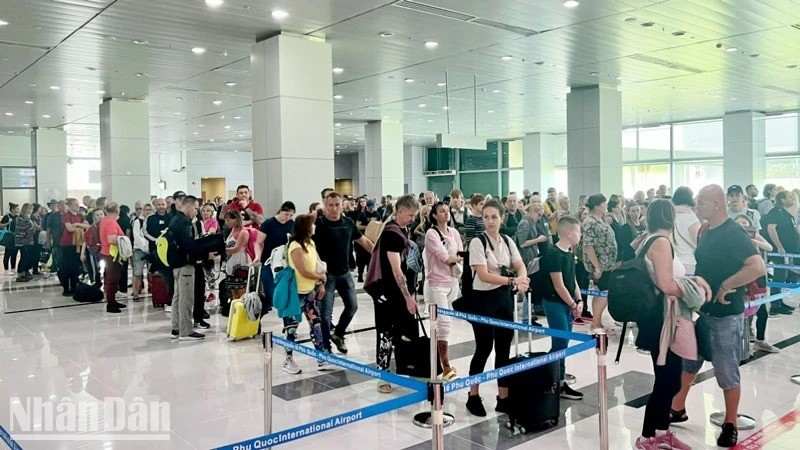 Туристы в международном аэропорту Фукуок.