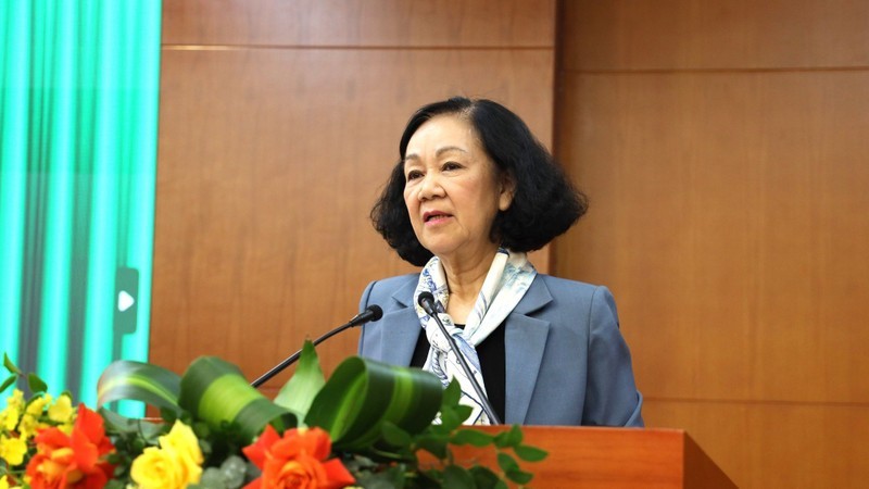 Товарищ Чыонг Тхи Май выступает на конференции.