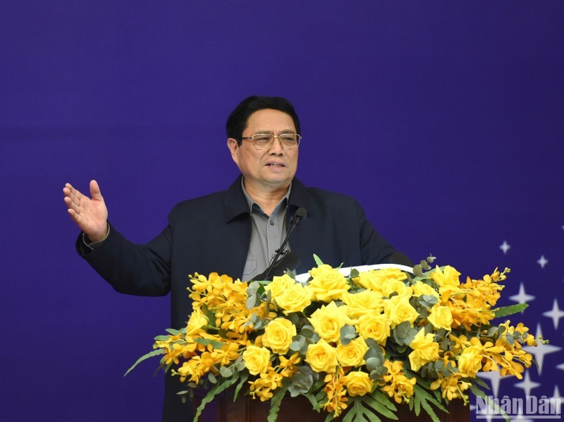 Премьер-министр Фам Минь Тьинь выступает на встрече. Фото: Чан Хай