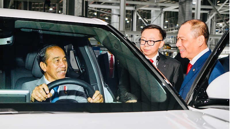 Президент Индонезии Джоко Видодо за рулем электроавтомобиля вьетнамской марки «VinFast».