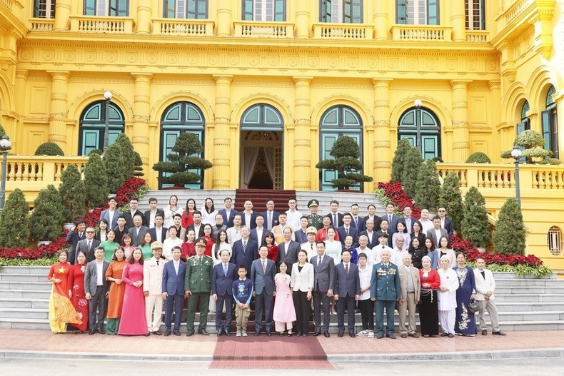 Президент Во Ван Тхыонг фотографируется с участниками программы «Добрые дела». Фото: ВИА
